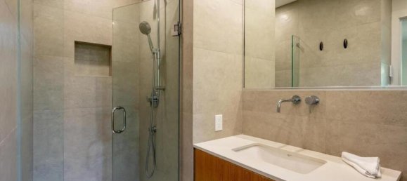 5 bedrooms House in British Columbia, Canada No. 233 11