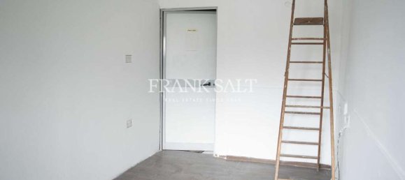 Tienda en Paola, Malta 11 m² No. 12602 2