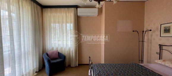 4-salle Appartement à Lipomo, Italy No. 23903 10