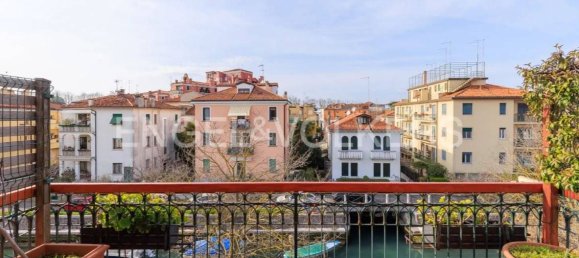 2 bedrooms Apartment in Venice, Italy No. 127221 2