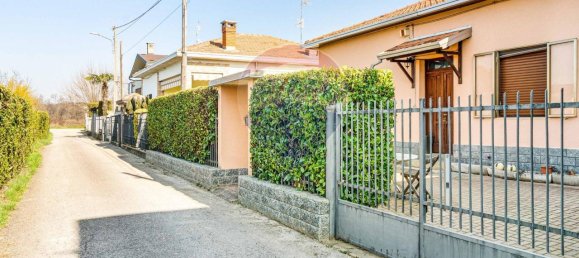 3 rooms House in Cairate, Italy No. 42246 11