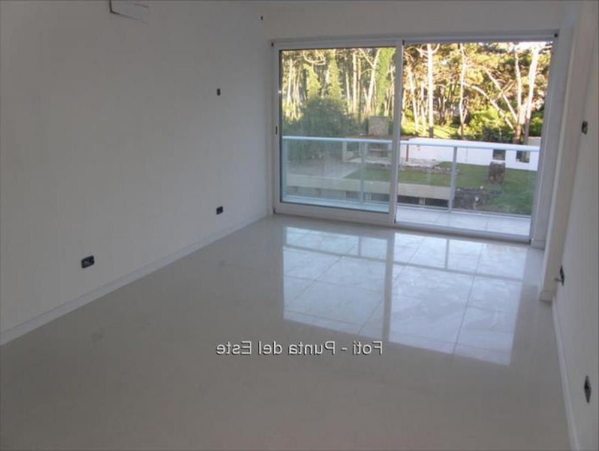 Apartamento de 2 dormitorios en Punta del Este, Uruguay No. 6548