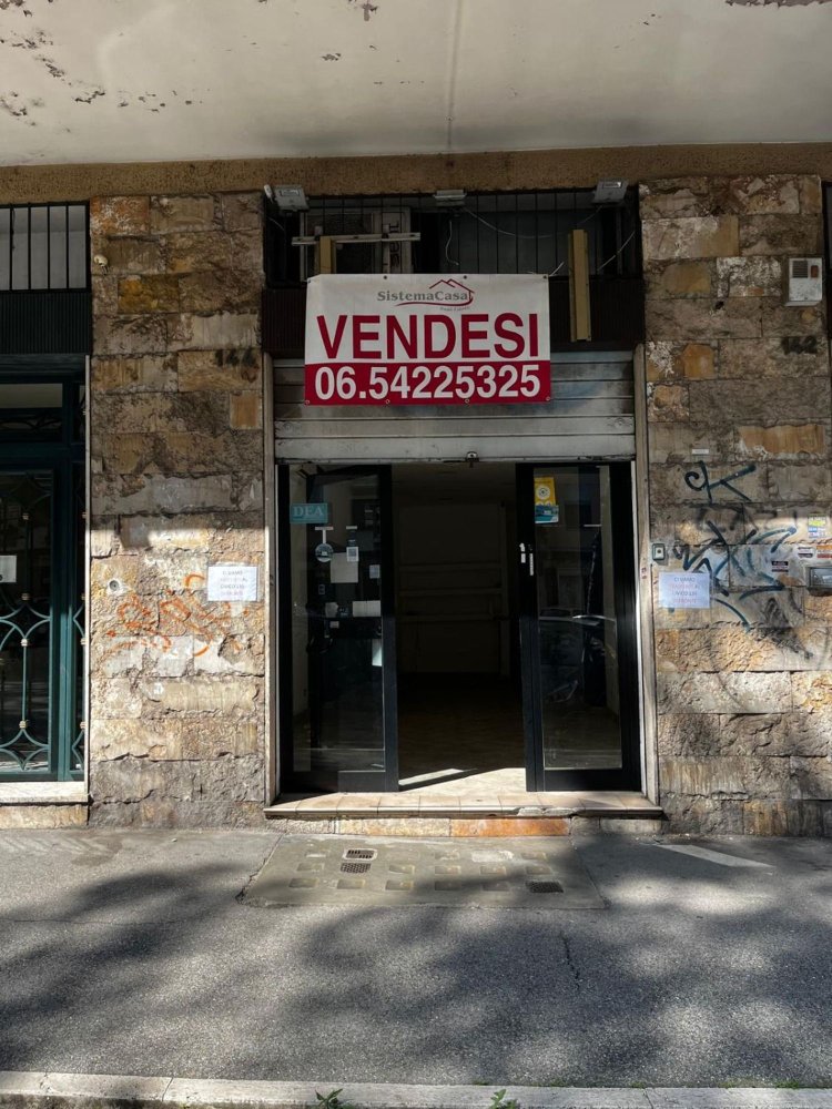 83m² Commercial property in Rome, Italy No. 395669