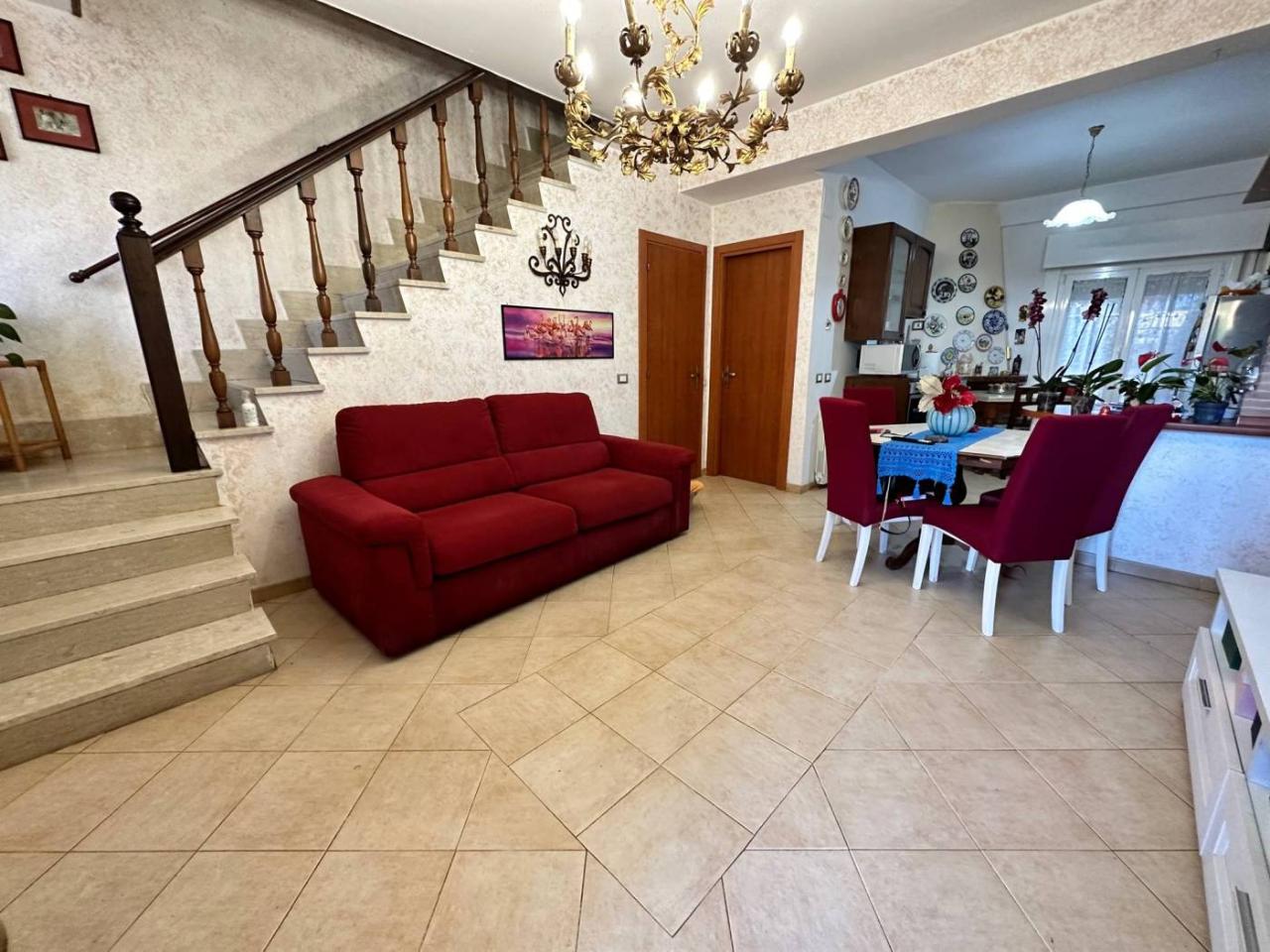 Villa de 4 habitaciónes en Ladispoli, Italy No. 40254