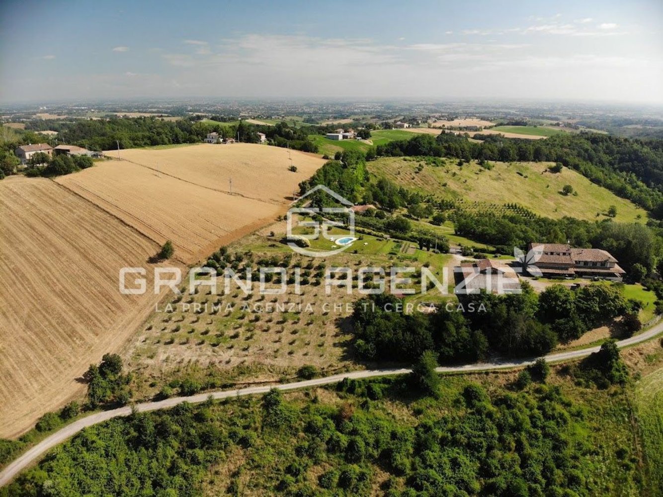 1400m² Building in Fidenza, Italy No. 308899