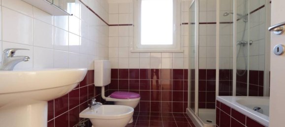 Casa de 8 habitaciónes en Udine, Italy No. 39397 8