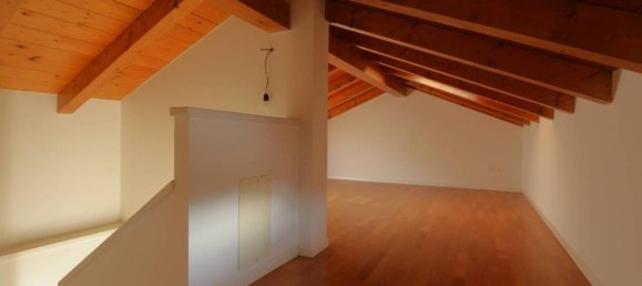 Casa de 8 habitaciónes en Udine, Italy No. 39397 9