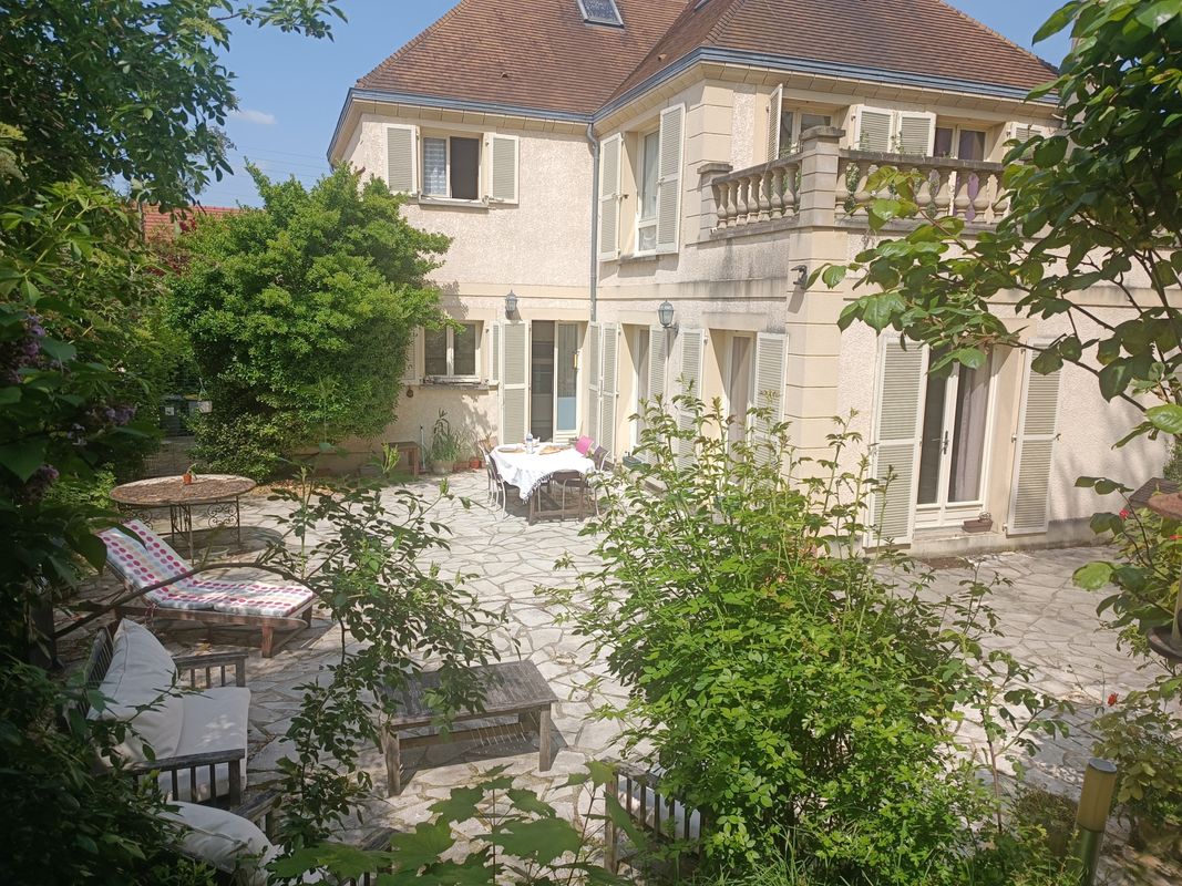 Casa de 5 dormitorios en Ecouen, France No. 178686