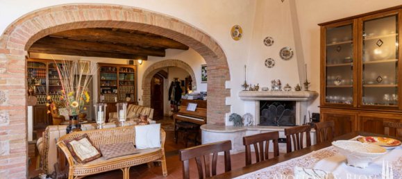 5 bedrooms Villa in Sovicille, Italy No. 225998 3