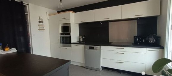 Apartamento de 3 dormitorios en Bourgoin-Jallieu, France No. 286995 3