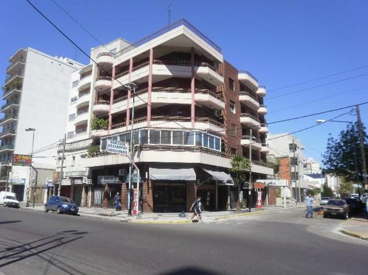 Дом с 3 спальнями в Ланус, Аргентина № 17289