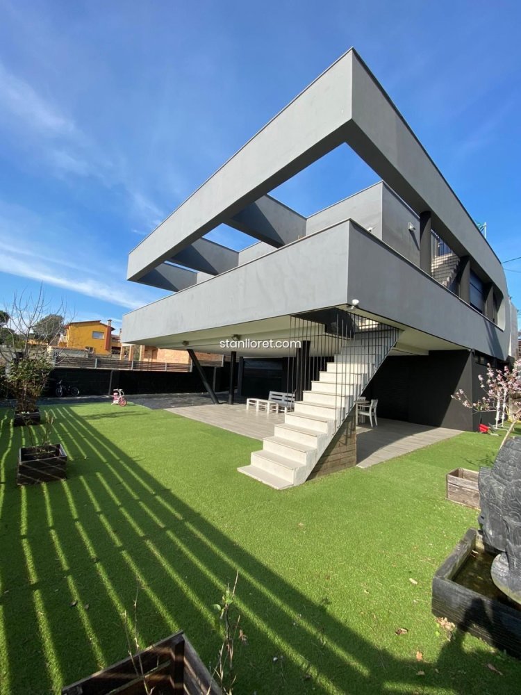 5 bedrooms Villa in Girona, Spain No. 14834