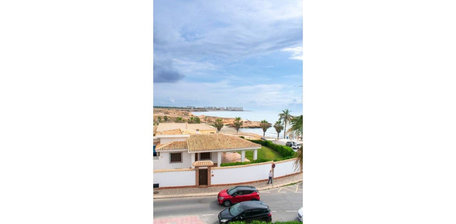 Apartamento de 3 dormitorios en Alicante, Spain No. 202736