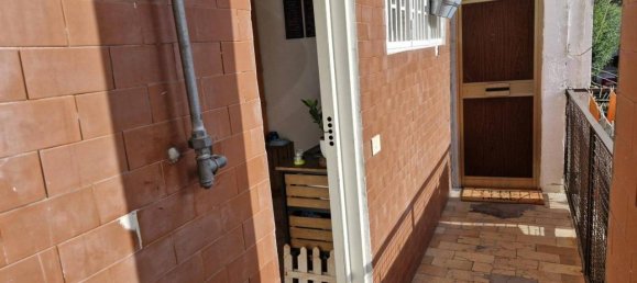 2-salle Appartement à Naples, Italy No. 28247 4