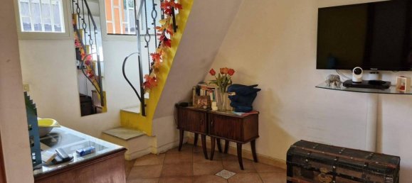 2-salle Appartement à Naples, Italy No. 28247 3