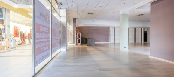 4 rooms Commercial property in Tradate, Italy No. 235090 8