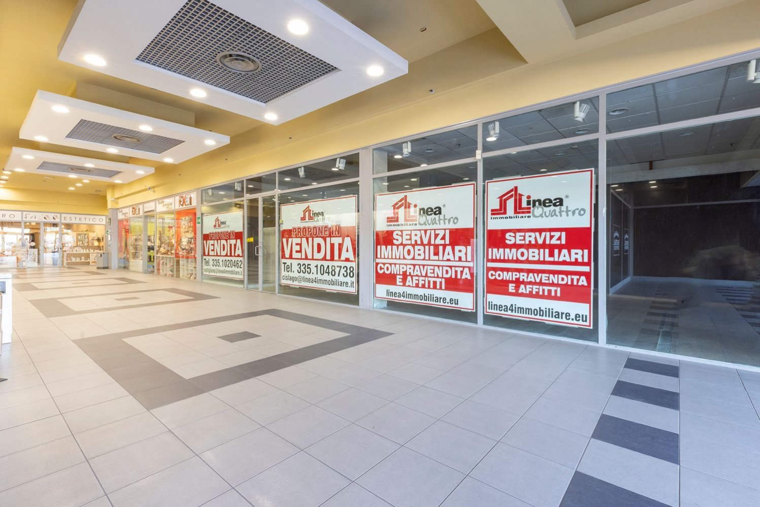 4 rooms Commercial property in Tradate, Italy No. 235090