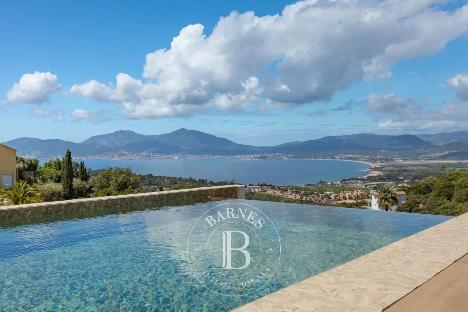 Вилла с 3 спальнями в Пьетрозелла, Франция № 323672