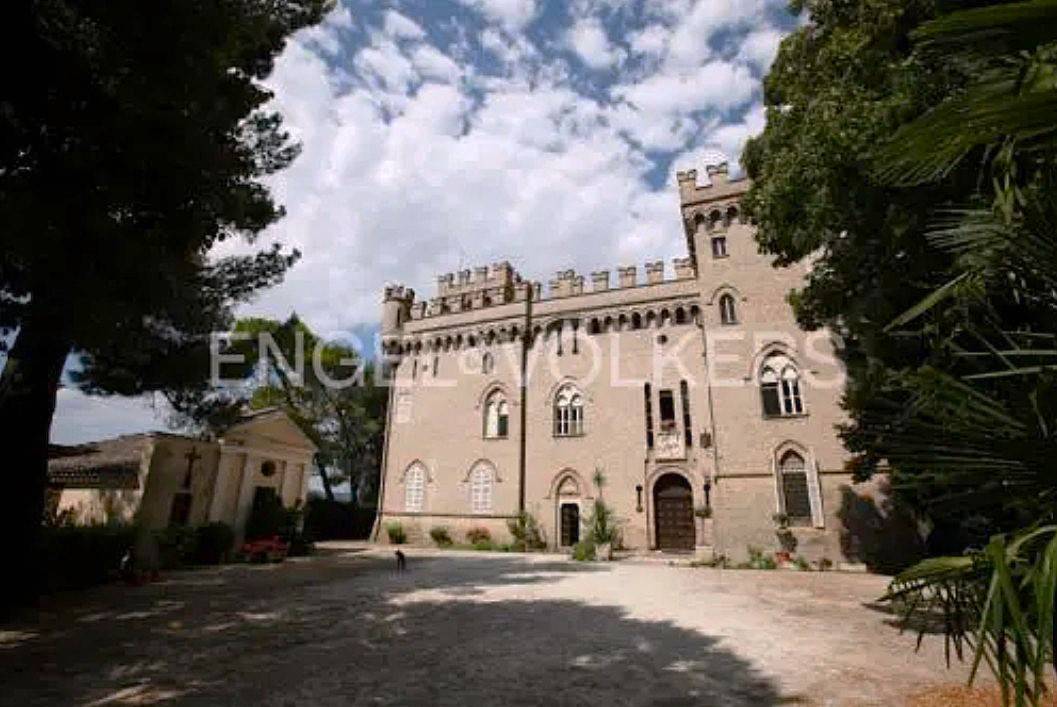 5 rooms Building in Jesi, Italy No. 396062