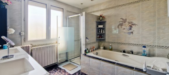 4 Schlafzimmer Haus in Uzes, France, Nr. 298327 20