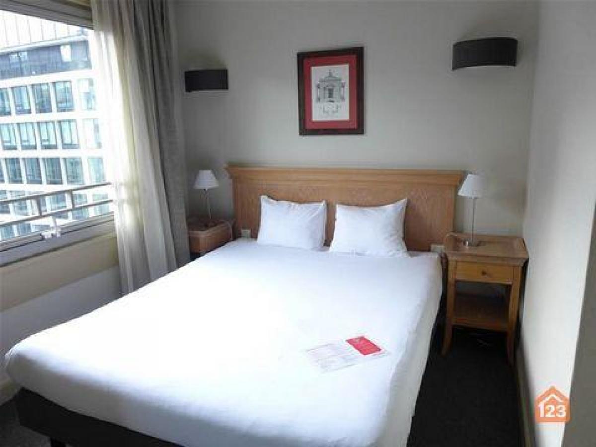 Studio à condo à Puteaux, France No. 36431