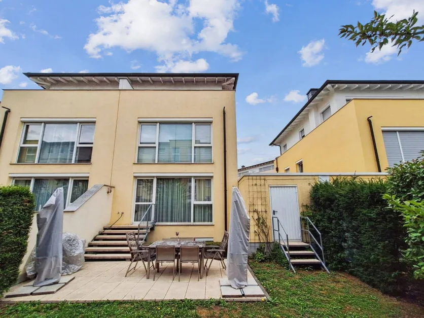 Moradia em banda de 6 divisões em Hochtaunuskreis, Germany N.º 234803