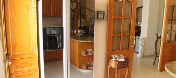 4 bedrooms Villa in Limassol, Cyprus No. 12592 12