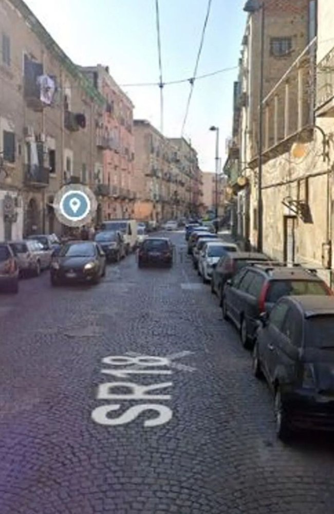 5 bedrooms Apartment in Naples, Italy No. 375846