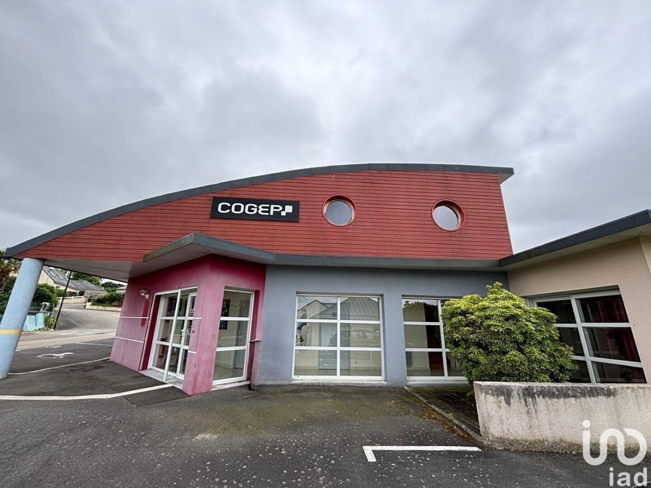 300m² Office in Morlaix, France No. 273906