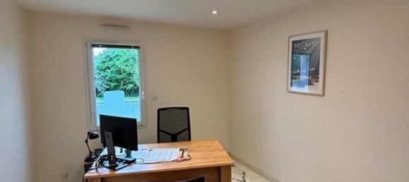 300m² Office in Morlaix, France No. 273906 3