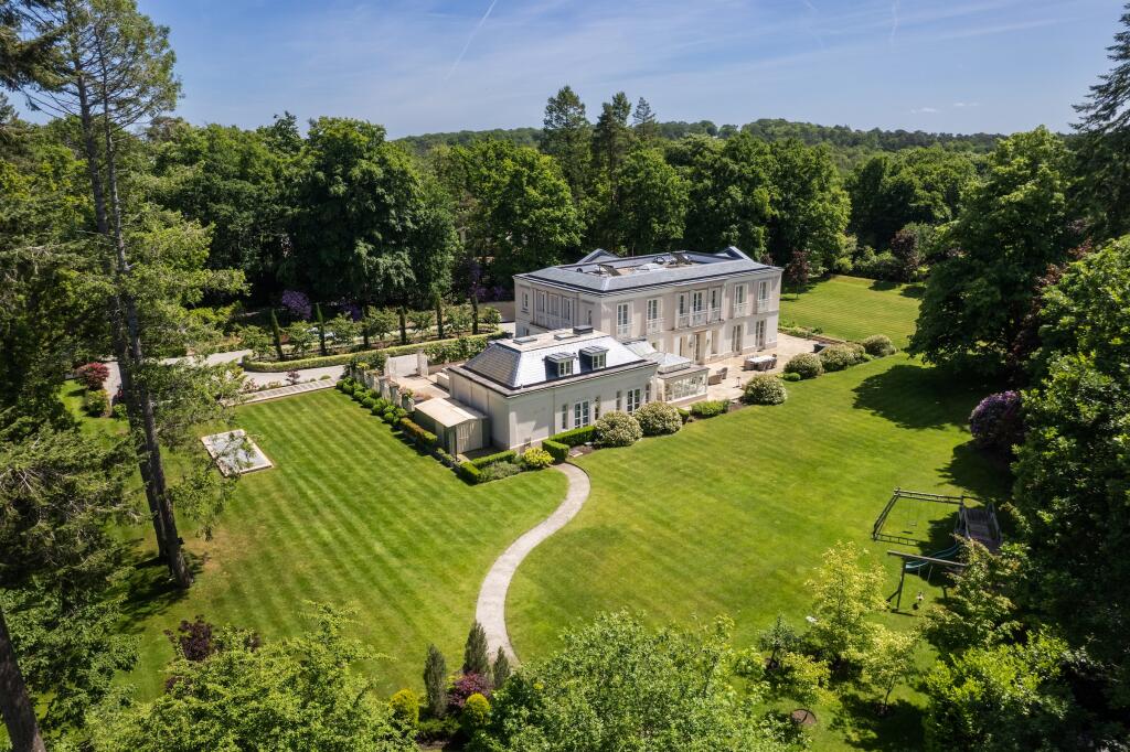 11 bedrooms House in Virginia Water, United Kingdom No. 13035