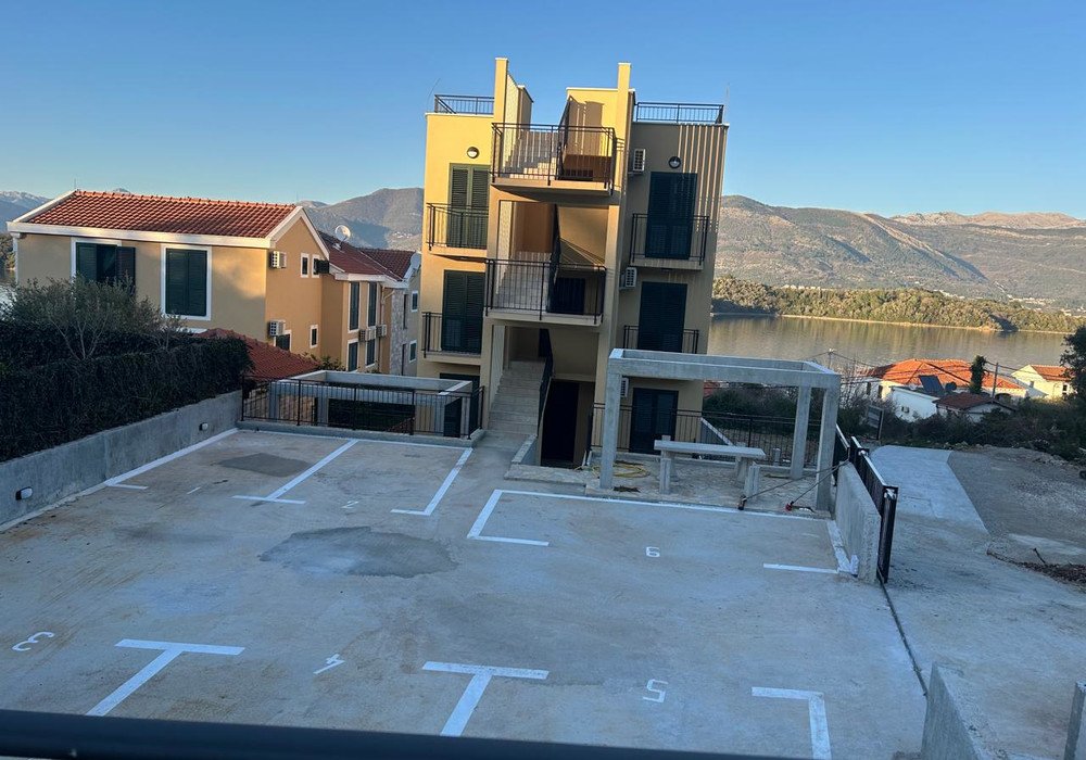 3 bedrooms Apartment in Tivat, Montenegro No. 1842