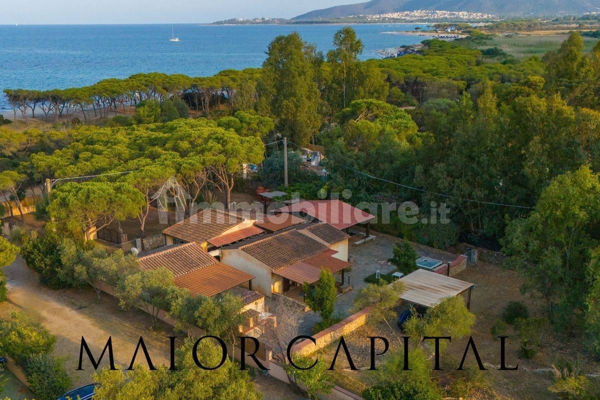 Villa de 4 dormitorios en Budoni, Italy No. 71221