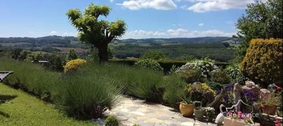 7 bedrooms Castles in Cantal, France No. 302742 3