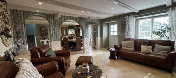 7 bedrooms Castles in Cantal, France No. 302742 5