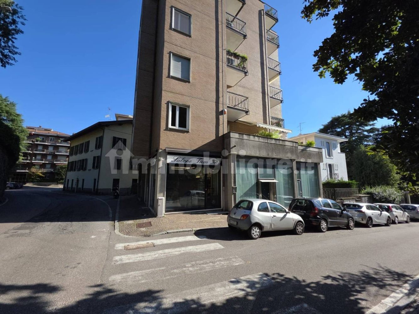 1 room Commercial property in Como, Italy No. 341040