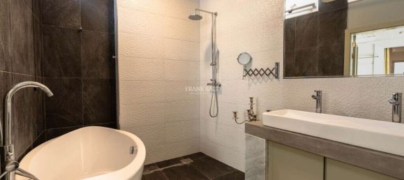 5 bedrooms Villa in Gharghur, Malta No. 8710 20