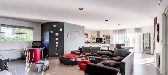 4 bedrooms Villa in Solaro, France No. 218892 3