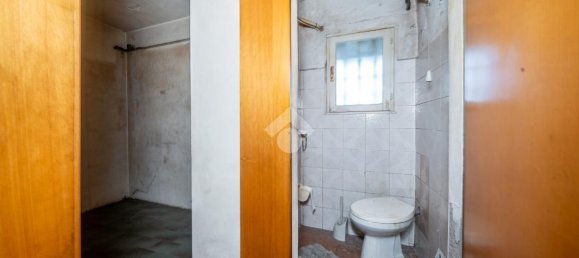 10 rooms Building in Reggio Emilia, Italy No. 5665 17