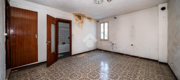 10 rooms Building in Reggio Emilia, Italy No. 5665 4