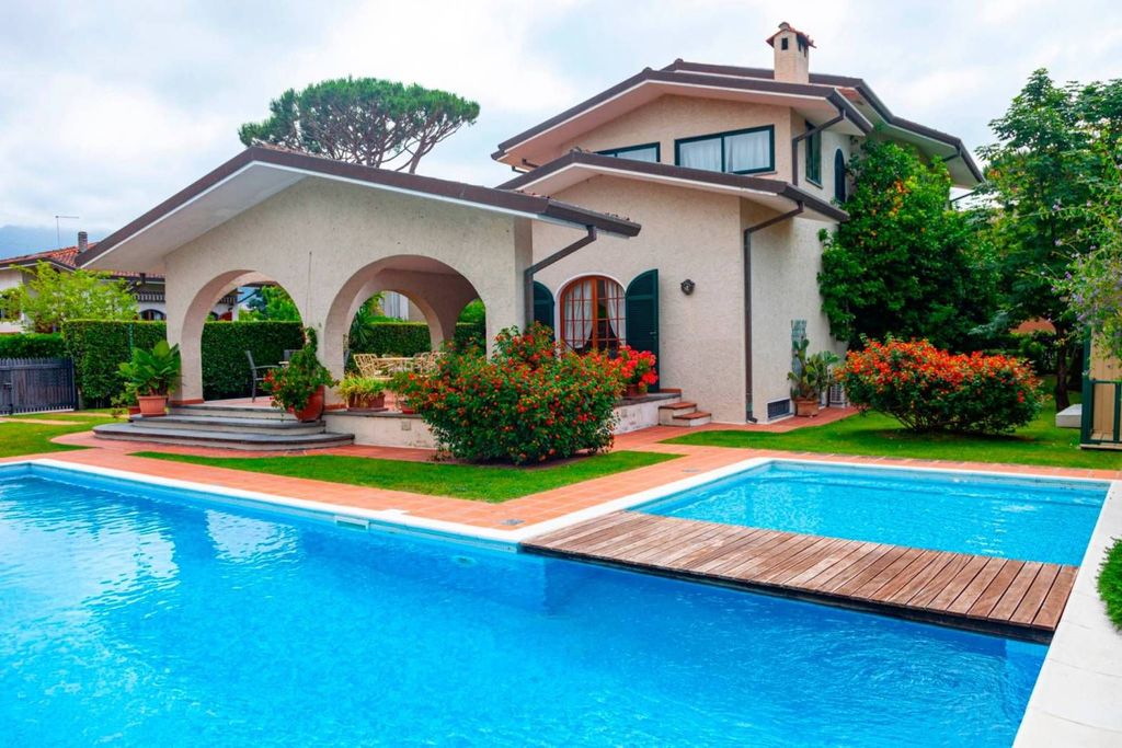 4 bedrooms Villa in Forte dei Marmi, Italy No. 36520