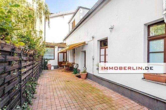 308m² Building in Zehlendorf, Germany No. 356471