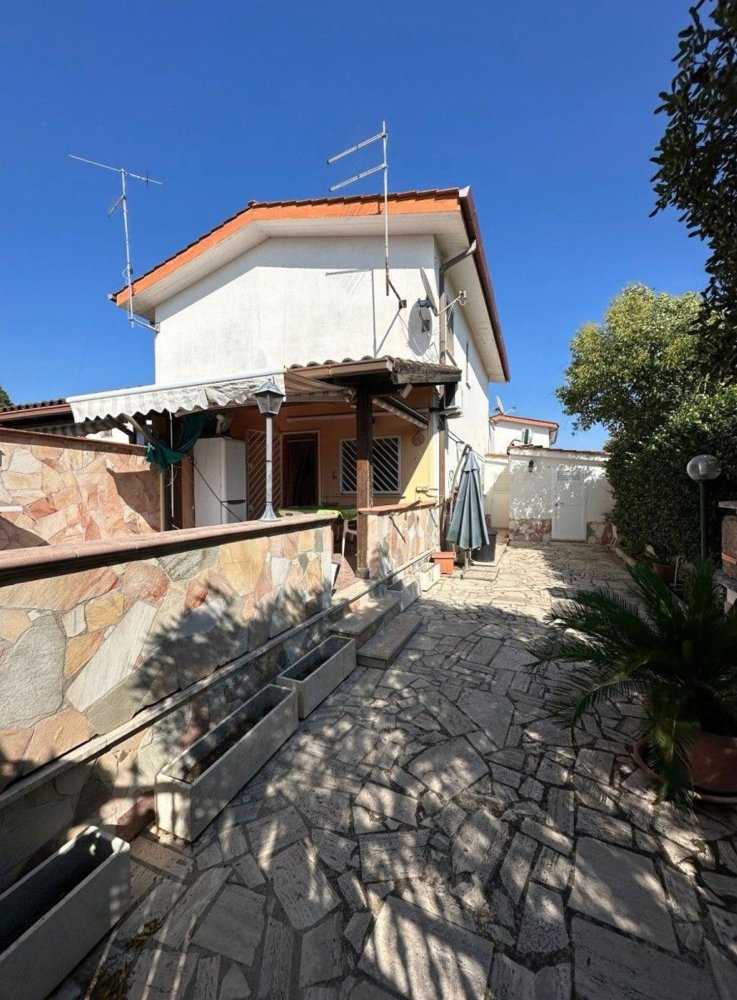 Apartamento de 2 dormitorios en Aprilia, Italy No. 389218