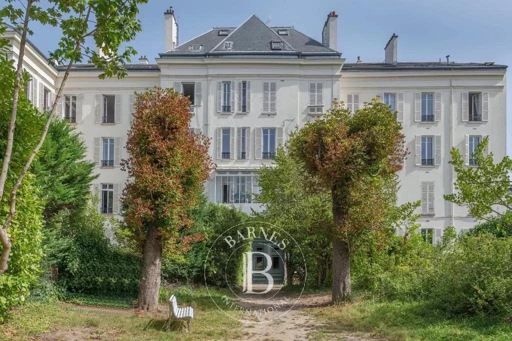 4 bedrooms Apartment in Versailles, France No. 130685