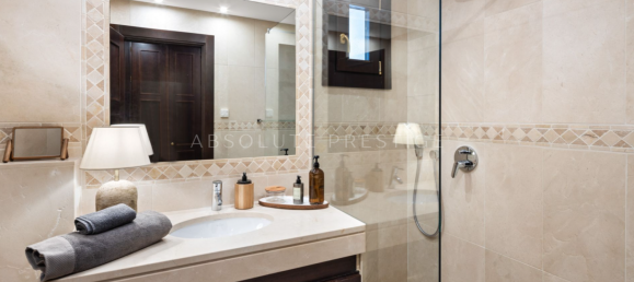 7 bedrooms House in La Quinta, Spain No. 40509 18