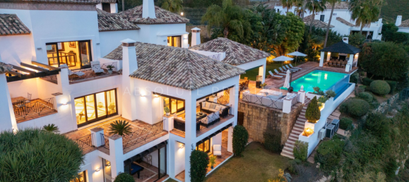 7 bedrooms House in La Quinta, Spain No. 40509 17