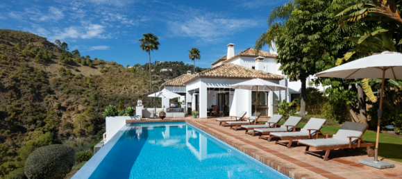 7 bedrooms House in La Quinta, Spain No. 40509 3