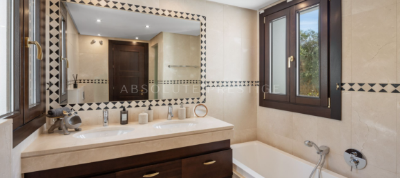 7 bedrooms House in La Quinta, Spain No. 40509 23