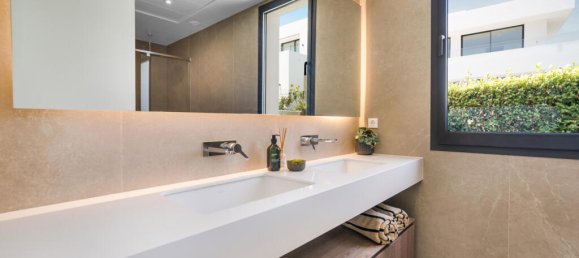 6 bedrooms Villa in Marbella, Spain No. 106220 11