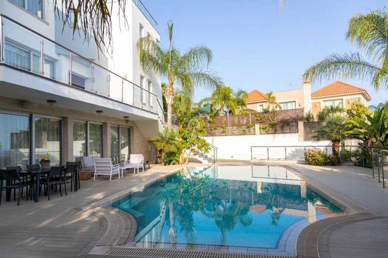 5 bedrooms Commercial property in Agios Tychonas, Cyprus No. 19173